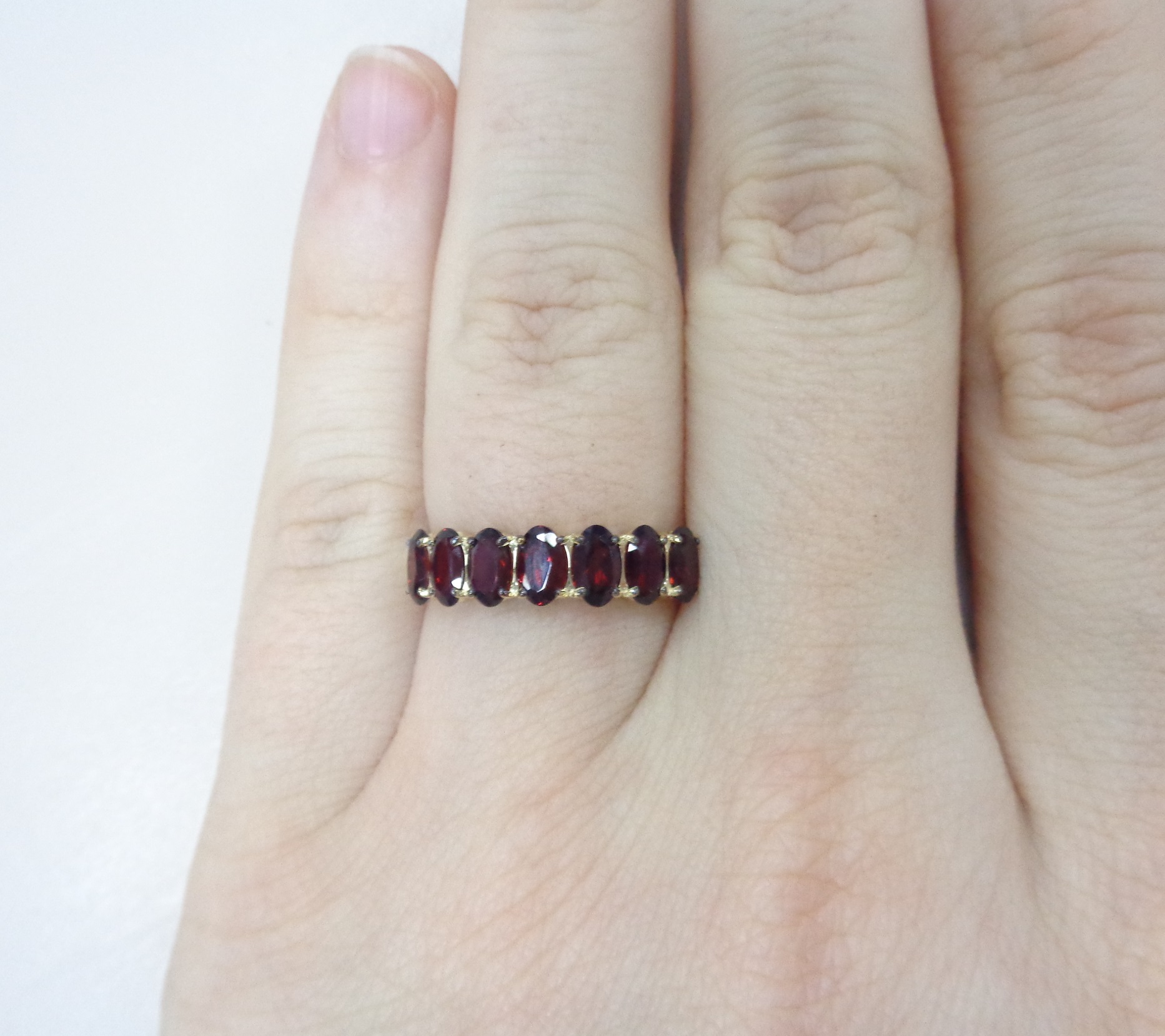 Кольцо из желтого золота с гранатами